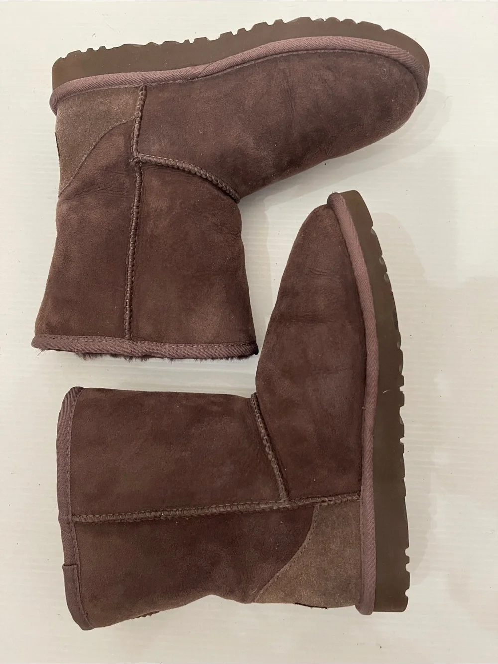 UGG WINTER CLASSIC SHORT II BOOTS BOYS-GIRLS SIZE 4
